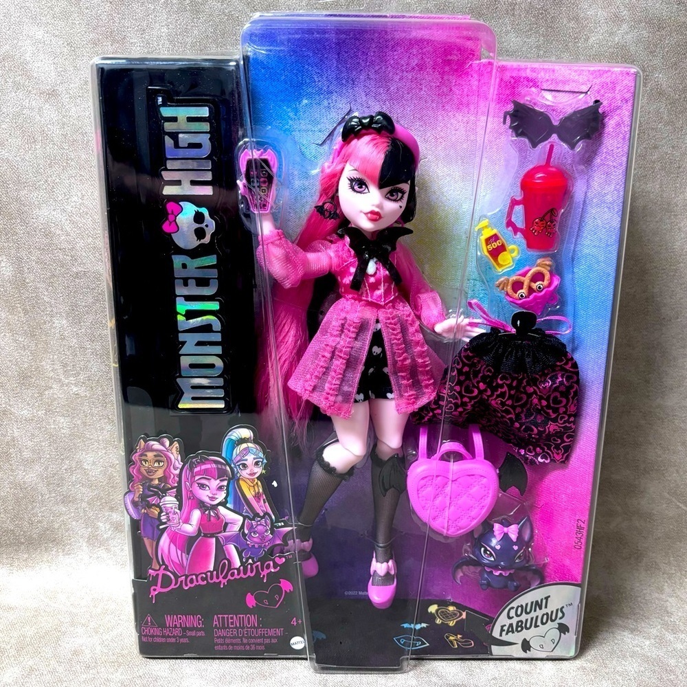 Mattel - Monster High Draculaura
Fashion Doll with Pet